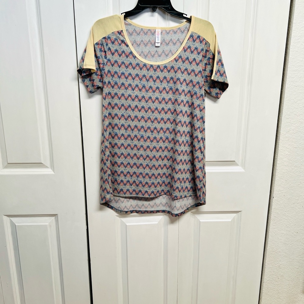 LuLaRoe Beige Trim Short Sleeve Scoop Neck Top with Multicolor Geometric S